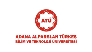جامعة أضنة للعلوم والتكنولوجيا Adana Bilim Ve Teknoloji Üniversitesi هي جامعة حكومية تأسست عام 2011. وتتكون من 6 كليات: كلية الهندسة ، كلية الأعمال ، كلية علوم الطيران والفضاء. كلية الهندسة المعمارية والتصميم ، كلية العلوم الإنسانية والاجتماعية وكلية العلوم السياسية