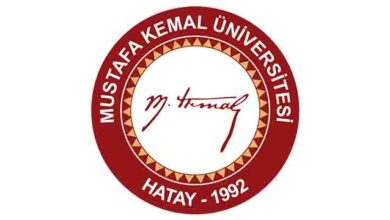 تأسست جامعة هاتاي مصطفى كمال Mustafa Kemal Üniversitesi عام 1992 في مدينة هاتاي أقصى جنوب تركيا بعد تحويل مدرسة أنطاكيا التعليمية التي كانت سابقاً تحت مظلة جامعة تشوكوروفا.