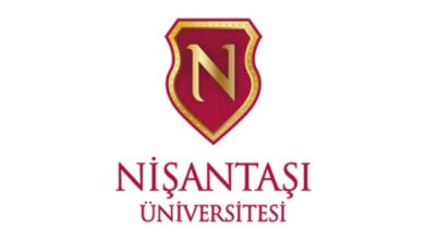 انضمت جامعة نيشان تاشي Nişantaşı Üniversitesi إلى نظام التعليم العالي باسم "مدرسة ( معهد ) نيشان تاشي المهنية" من قبل مؤسسة Nişantaşı التعليمية ، بقرار إنشاء بتاريخ 09.09.2009 ورقم 24480 ، وبدأت التعليم لدرجة الزمالة ( المعاهد) بتاريخ 10.10.2010.