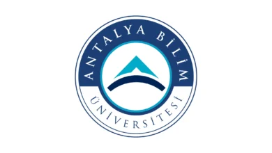 جامعة انطاليا بيليم هي جامعة حديثة وقوية. وهي أول جامعة تركية دولية، وعدد الطلاب الأجانب هو أبرز ما يميزها. وتمتلك كادر تدريسي قوي ومن الأفضل على مستوى تركيا.