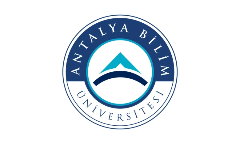 جامعة انطاليا بيليم هي جامعة حديثة وقوية. وهي أول جامعة تركية دولية، وعدد الطلاب الأجانب هو أبرز ما يميزها. وتمتلك كادر تدريسي قوي ومن الأفضل على مستوى تركيا.